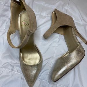 Gold tone pumps